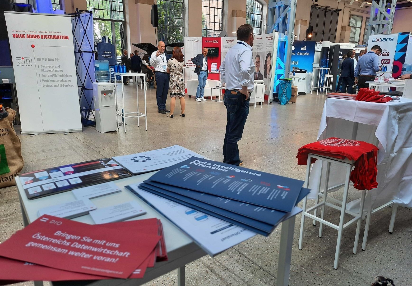 CIO Summit - Sicht auf die Ausstellung vom DIO Stand aus, DIO Infomaterialien im Vordergrund